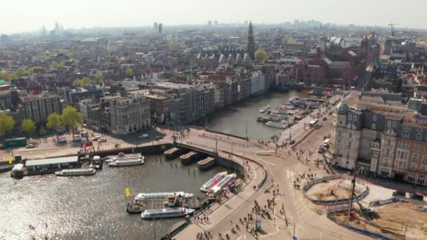 Légi felvétel Amszterdamból csatornák felett a központi pályaudvar közelében — Stock videók