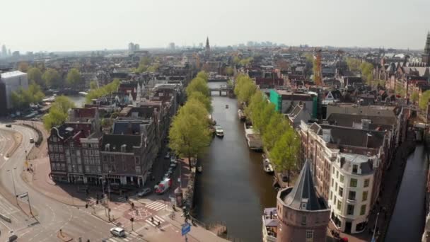 Luftaufnahme von Amsterdam über Kanäle in der Nähe des Hauptbahnhofs — Stockvideo