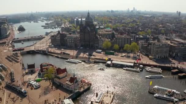 Widok z powietrza na amsterdam nad kanałami w pobliżu dworca centralnego — Wideo stockowe