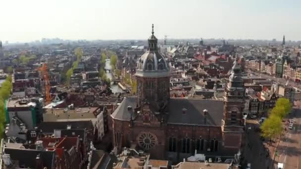 Letecký pohled na Amsterdam přes kanály v blízkosti hlavního nádraží — Stock video