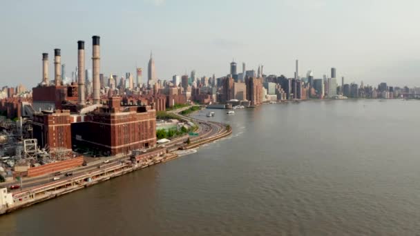 Uitzicht vanuit de lucht op de fabriek die elektrisch gas en stoom levert in New York — Stockvideo