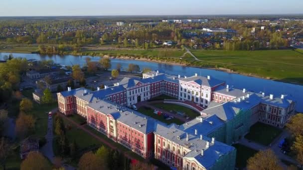 Vue aérienne de llu et du château de jelgava — Video