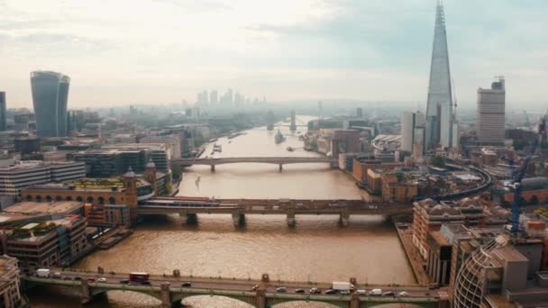 Luftaufnahme von London und der Themse — Stockvideo