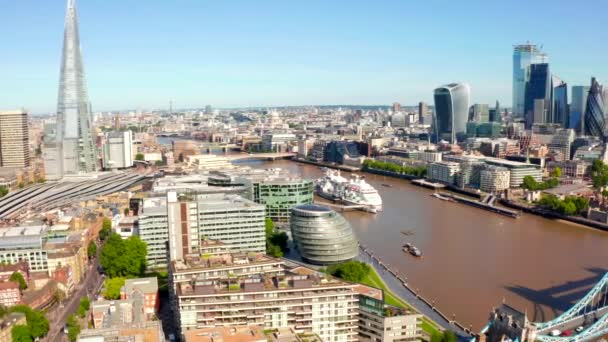 Vanuit de lucht uitzicht op Londen en de rivier Theems london — Stockvideo