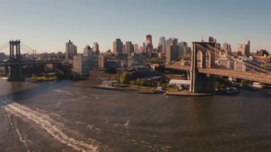 Hudson Nehri üzerindeki Brooklyn Köprüsü 'nün havadan görüntüsü.