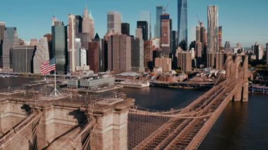 Hudson Nehri üzerindeki Brooklyn Köprüsü 'nün havadan görüntüsü.
