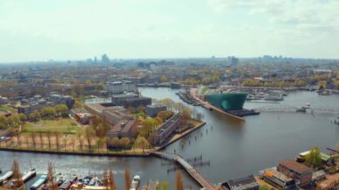 Amsterdam 'daki su nakil kanallarının havadan görüntüsü.