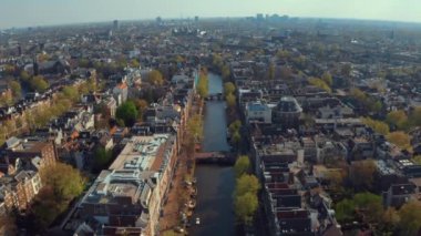 Amsterdam 'daki su nakil kanallarının havadan görüntüsü.