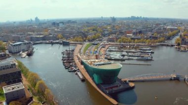 Amsterdam 'daki su nakil kanallarının havadan görüntüsü.