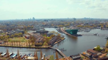 Amsterdam 'daki su nakil kanallarının havadan görüntüsü.