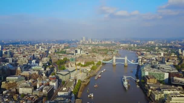 Vista aérea del puente de la torre de Londres y el rascacielos de fragmentos — Vídeos de Stock