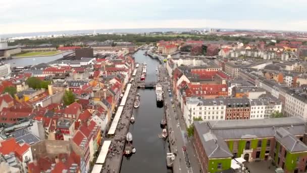 Luftaufnahme von Nyhavn bei Sonnenaufgang in der Altstadt von Kopenhagen — Stockvideo
