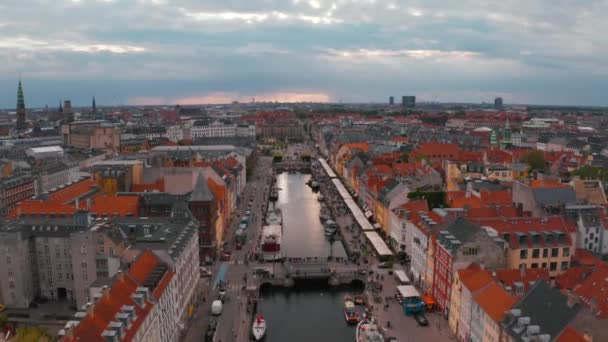 Εναέρια άποψη του nyhavn κατά την ανατολή του ηλίου στην παλιά πόλη της Κοπεγχάγης — Αρχείο Βίντεο