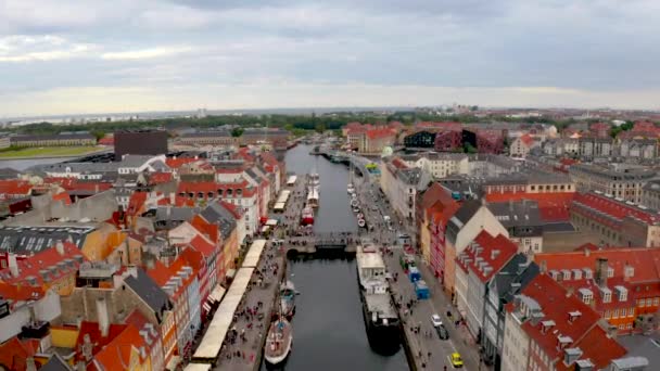 Widok z lotu ptaka nyhavn o wschodzie słońca w starym mieście Kopenhaga — Wideo stockowe