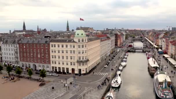 Vista aérea de nyhavn al amanecer en el casco antiguo de copenhagen — Vídeos de Stock