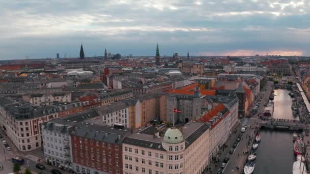 Widok z lotu ptaka nyhavn o wschodzie słońca w starym mieście Kopenhaga — Wideo stockowe