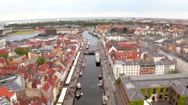 Воздушный вид на nyhavn на восходе солнца в старом городе Копенгаген — стоковое видео