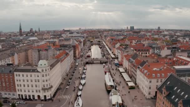 Flygfoto över nyhavn vid soluppgången i gamla stan i köpenhamn — Stockvideo