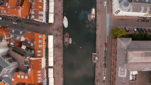 Luchtfoto van nyhavn bij zonsopgang in de oude binnenstad van Kopenhagen — Stockvideo