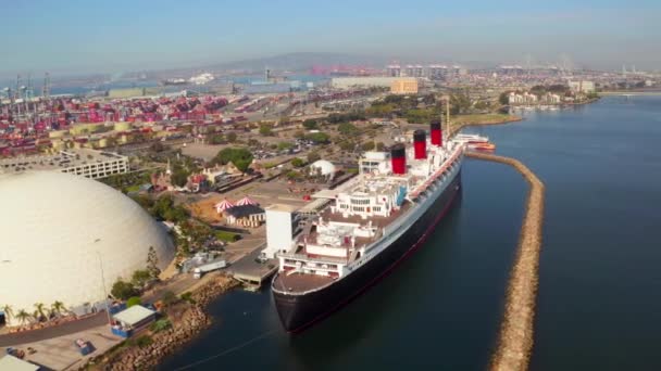 Vanuit de lucht uitzicht van RMS koningin Mary Ocean liner lang strand californië — Stockvideo