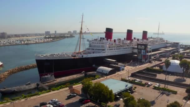 Εναέρια άποψη του rms queen mary υπερωκεάνιο μακριά παραλία Καλιφόρνια — Αρχείο Βίντεο