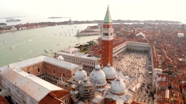 Luchtfoto van San Marco plein — Stockvideo