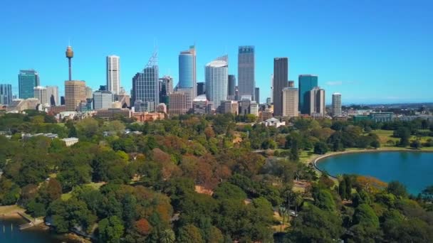 Antenn utsikt över sydney centrum nära hamnen bron — Stockvideo