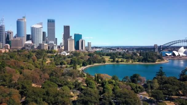 Sydney şehir merkezinin liman köprüsü yakınındaki hava görüntüsü. — Stok video