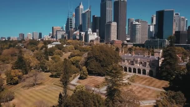 Sydney şehir merkezinin liman köprüsü yakınındaki hava görüntüsü. — Stok video