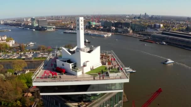 Vista aérea del museo de cine ame.net eye — Vídeo de stock