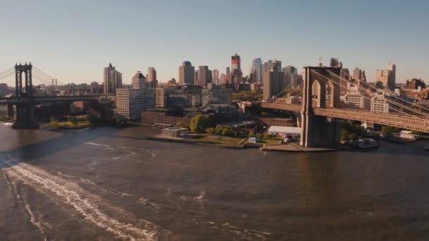 Vista aérea del puente de Brooklyn sobre el río Hudson — Vídeo de stock