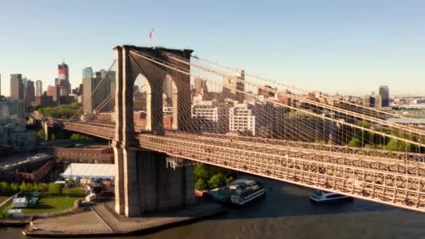 Hudson Nehri üzerindeki Brooklyn Köprüsü 'nün havadan görüntüsü. — Stok video