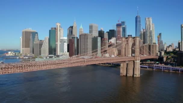ハドソン川にかかるブルックリン橋の空中からの眺め — ストック動画
