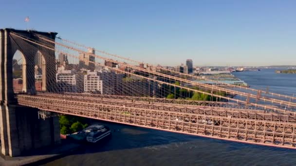 Hudson Nehri üzerindeki Brooklyn Köprüsü 'nün havadan görüntüsü. — Stok video