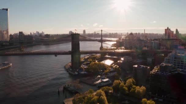 Vista aérea del puente de Brooklyn sobre el río Hudson — Vídeo de stock