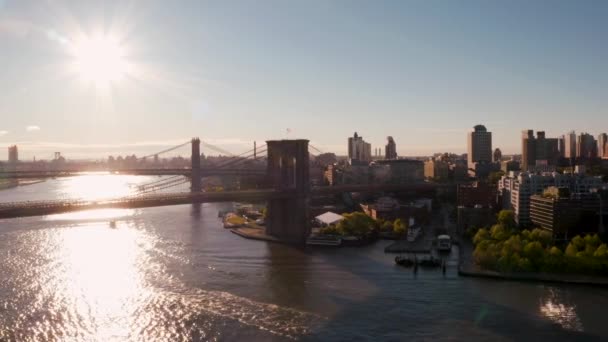 Légi kilátás a Brooklyn-hídra a Hudson folyóra — Stock videók