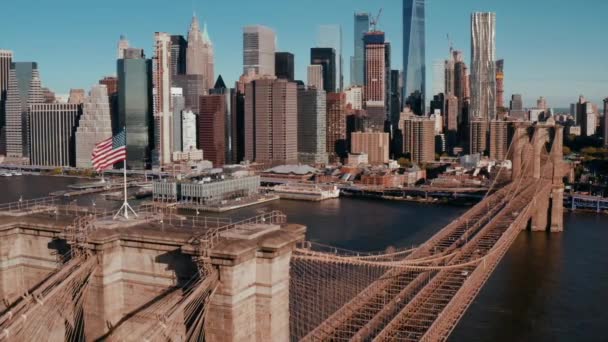 Вид с воздуха на Бруклинский мост через реку Гудзон — стоковое видео