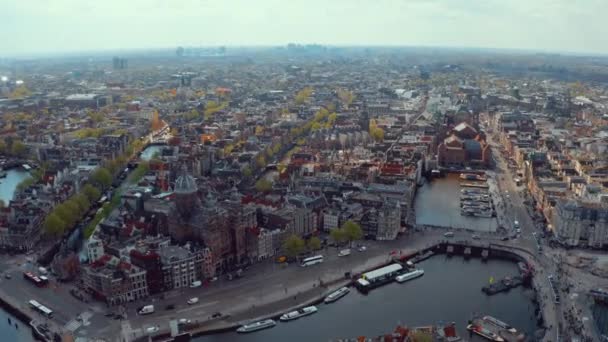 Воздушный вид каналов в Амстердаме с водным транспортом — стоковое видео