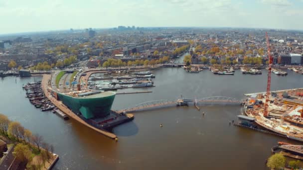 Vista aérea de los canales en Amsterdam con transporte de agua — Vídeos de Stock