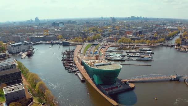 Antenn utsikt över kanalerna i amsterdam med sjötransport — Stockvideo