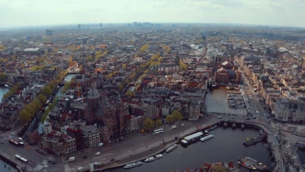 Antenn utsikt över kanalerna i amsterdam med sjötransport — Stockvideo