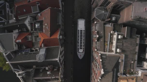 Vue aérienne des canaux d'amsterdam avec transport par eau — Video