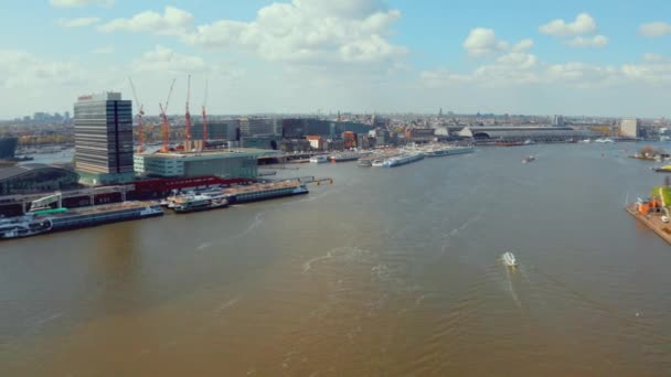 Widok z lotu ptaka na kanały w Amsterdamie z transportem wodnym — Wideo stockowe