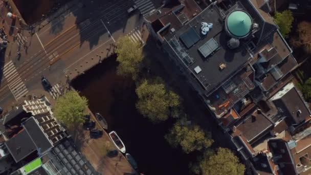 Vista aérea de los canales en Amsterdam con transporte de agua — Vídeos de Stock