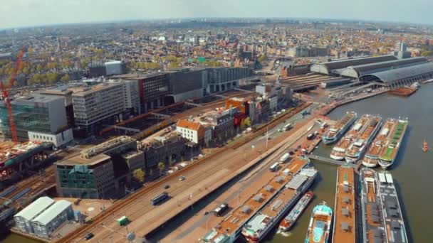 Widok z lotu ptaka na kanały w Amsterdamie z transportem wodnym — Wideo stockowe