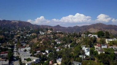 Los Angeles 'taki Hollywood tabelasının hava manzarası.