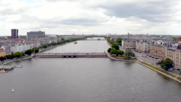 Воздушный вид на плотные мосты Копенгагенского канала — стоковое видео