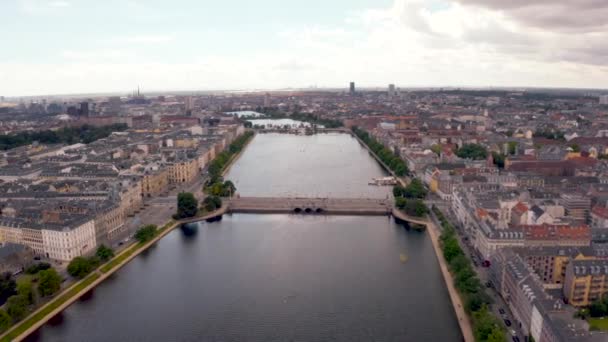 Flygfoto över köpenhamn kanal broar betecknar — Stockvideo