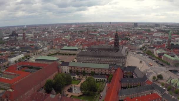 Légi kilátás nyílik a Koppenhága folyó csatornák és az óváros — Stock videók