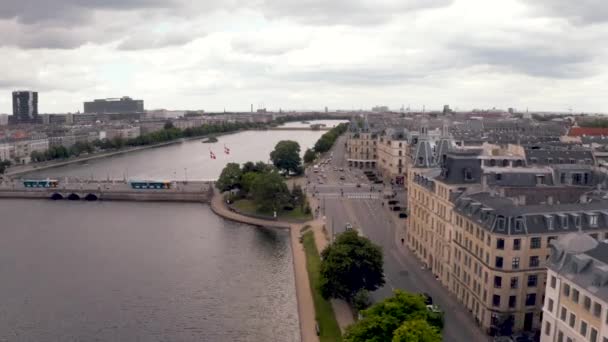 Vista aérea de los canales de río de la ciudad de Copenhagen y el casco antiguo — Vídeo de stock